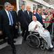 El papa Francisco sale del hospital tras su operación de abdomen y regresa al Vaticano