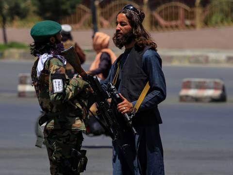 Talibanes en Afganistán quieren prohibir el uso de corbata porque lo consideran un símbolo cristiano