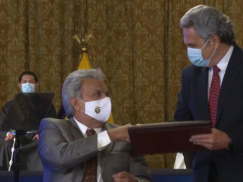 Gobierno de Ecuador entrega títulos habilitantes a radiodifusores
