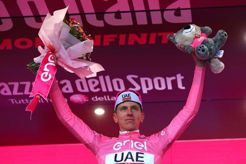  Tadej Pogacar tuvo caída, se enoja con su equipo, pero eso no evita que conquiste etapa 2 del Giro de Italia