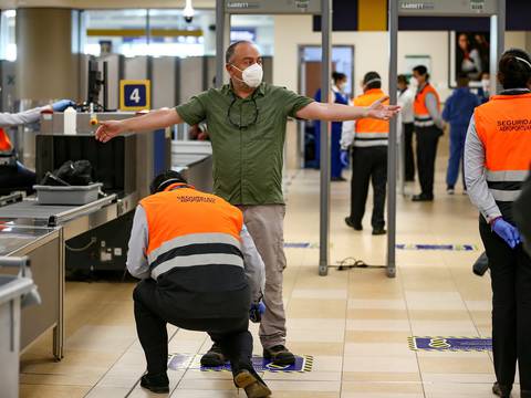 Durante el toque de queda, pasajeros que se trasladen desde y hacia el aeropuerto Mariscal Sucre de Quito podrán presentar el boleto o pase de abordar