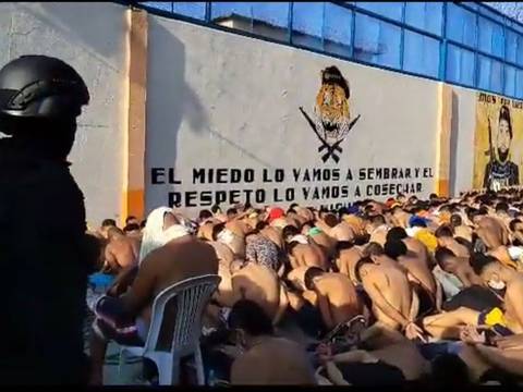 ‘El miedo lo vamos a sembrar y el respeto lo vamos a cosechar’, la frase del artista Anuel AA que, junto a un logo de Los Tiguerones, ‘adorna’ el patio de la Penitenciaría del Litoral