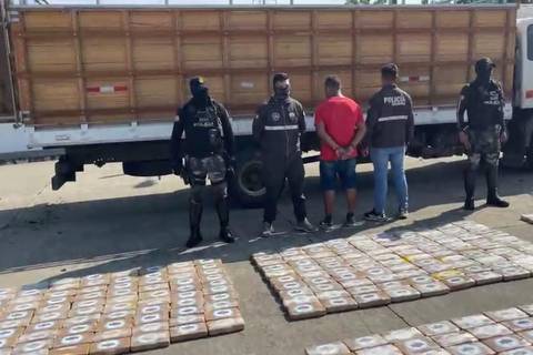 Decomisan en Manabí más de media tonelada de droga que iba en camión 