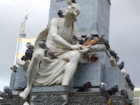 Mutilado monumento  a Juan  Montalvo en Ambato
