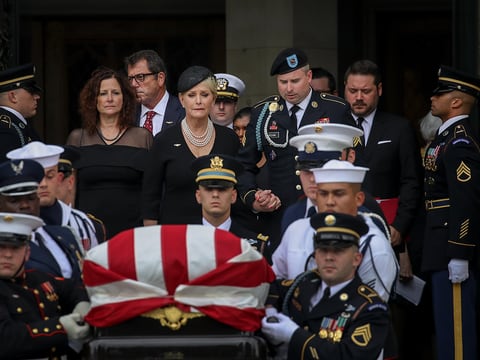 En el funeral de John McCain hubo homenajes a su legado y críticas hacia Donald Trump