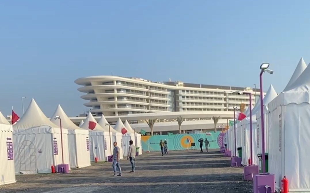 En carpas, contenedores y departamentos en el desierto pernocta una parte de los ecuatorianos en Doha