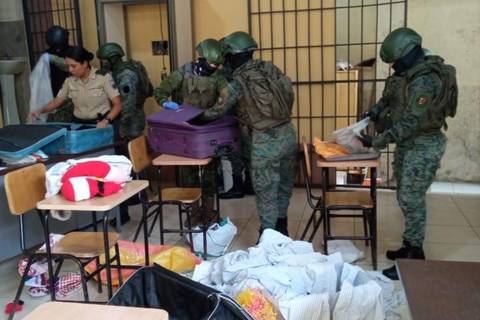 Armas, machetes y hasta televisores fueron hallados en el interior de cárcel de mujeres en Zaruma