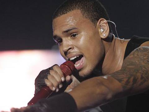 Chris Brown encontró a fan envuelta en toalla dentro de su casa en California