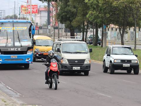 Vehículos de carga, servicio público y comercial que trabajen en Quito deberán aprobar la revisión en la misma ciudad de forma obligatoria
