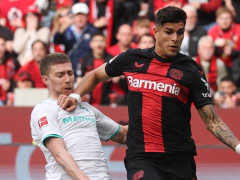 Bayer Leverkusen vs. Augsburgo: horarios para ver En Vivo a Piero Hincapié en la entrega del trofeo de campeón de la Bundesliga