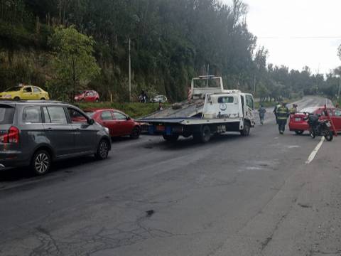 Cinco personas afectadas por dos siniestros de tránsito en la avenida Simón Bolívar, en Quito