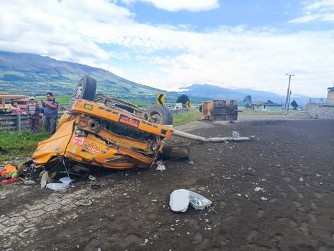 El conductor de una volqueta falleció tras el volcamiento en el cantón Mejía