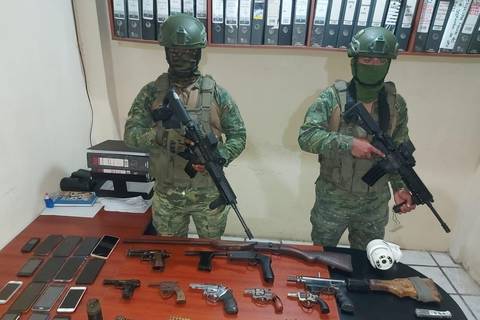 Operación militar en La Concordia causó nueve aprehendidos, decomiso de armas y motocicletas