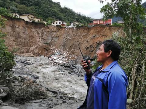 Dos casas se desplomaron en Baños por crecida del río Blanco