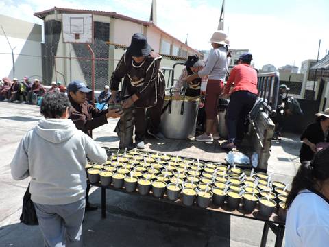 En la parroquia Jesús del Gran Poder, en Ambato, la comunidad compartió fanesca con personas de escasos recursos 