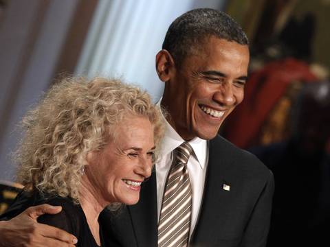 Obama entrega premio a la cantante Carole King, en la Casa Blanca