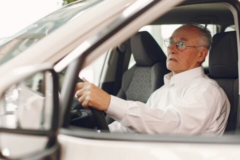 Estas son las señales de alerta que indican si una persona mayor debe dejar de conducir en automóvil