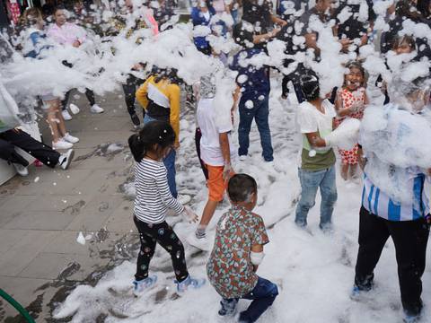 El carnaval se tomó la Ciudad Mitad del Mundo, en el norte de Quito