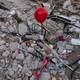 Globos rojos sobresalen de los escombros en los que murieron niños tras el terremoto de Turquía