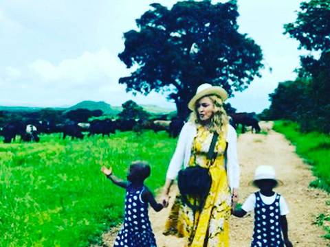 Madonna recibe críticas en Malaui por sus adopciones