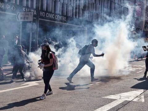 Policía dispara a manifestante durante una nueva jornada de violencia y caos en Hong Kong