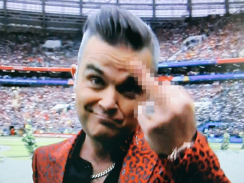 El gesto obsceno de Robbie Williams en plena ceremonia del Mundial