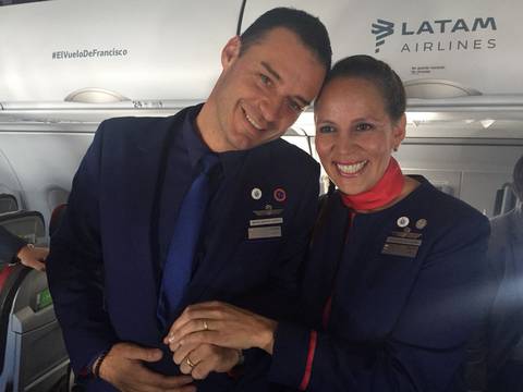 Papa Francisco casó en el avión a pareja de tripulantes de Latam en su vuelo a Iquique