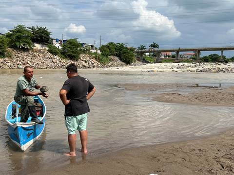 ‘He amanecido buscando a mi hijo, pero no lo encuentro’: padre pide ayuda para ubicar el cuerpo de su hijo que fue arrastrado por corriente del río Jubones en Machala
