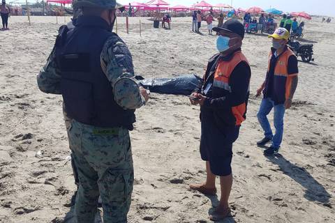 Armada de Ecuador busca a dos personas que desaparecieron tras ser arrastradas por la corriente en Villamil Playas y Posorja