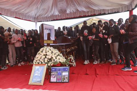 Kelvin Kiptum, plusmarquista mundial de maratón fallecido en accidente de tránsito, fue despedido con honores en un emotivo funeral