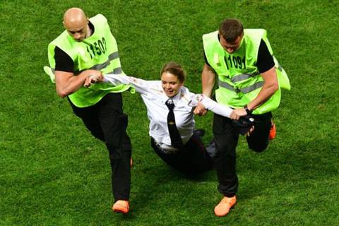 Mundial de Rusia 2018: por qué miembros del grupo de punk ruso Pussy Riot invadieron el terreno de juego en la final Francia - Croacia