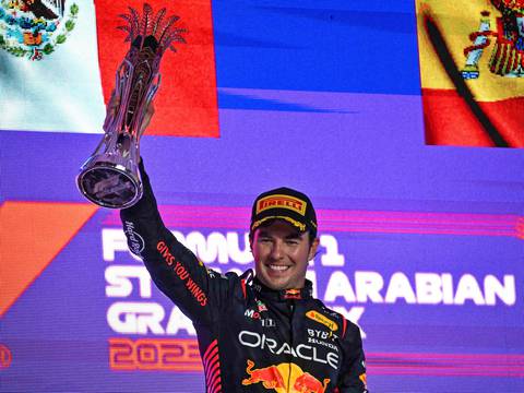 Checo Pérez dio el portazo para ganar el trofeo en el GP de Arabia Saudita