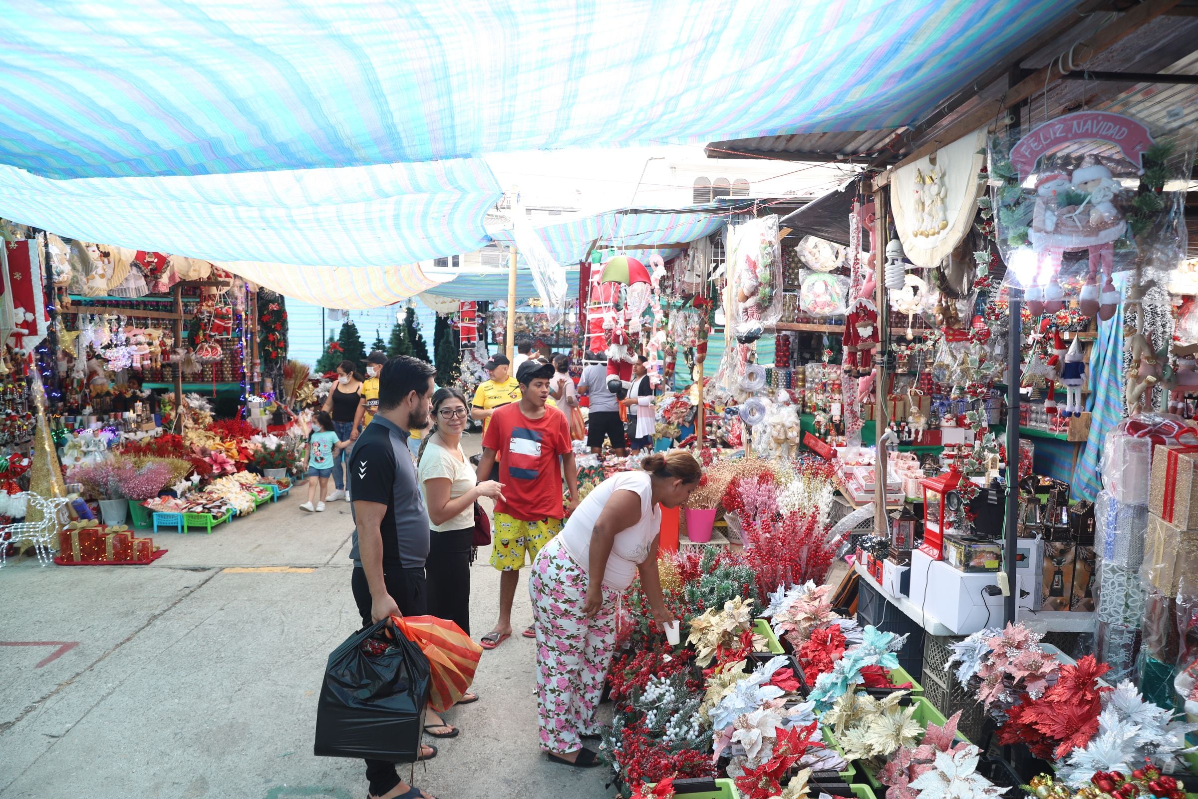 Artículos con precios desde $ 1 se ofertan en feria navideña que reúne a 50  comerciantes en sector de la Alborada, Comunidad, Guayaquil