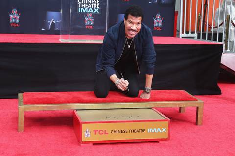 Lionel Richie dejó sus huellas en Hollywood en ceremonia de homenaje