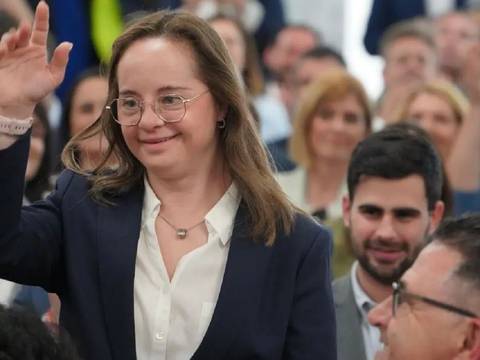 “No somos niños eternos ni angelitos de Dios”: ella es Mar Galcerán, la primera diputada con síndrome de Down en España