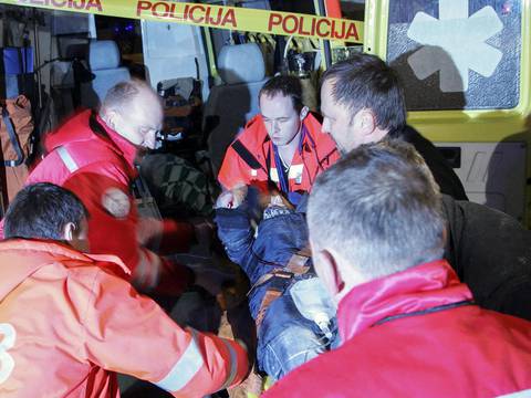 45 muertos al caer techo de supermercado en Letonia