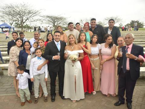 Luego de 20 años juntos y de procrear cuatro hijos, Darwin y Sara se dieron el sí en un matrimonio colectivo en el parque Samanes 