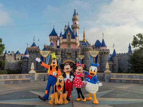 Disney no abrirá sus parques en California tras repunte de casos de COVID-19