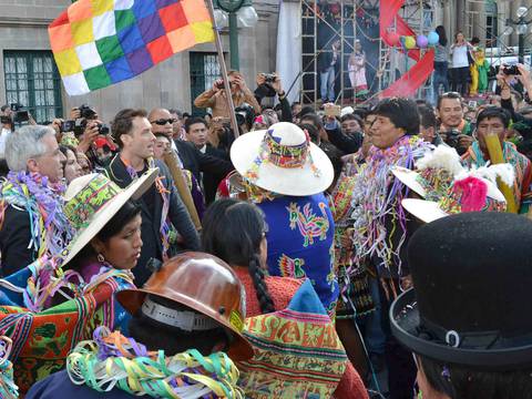 Evo Morales y actor Jude Law abren carnaval boliviano con rituales andinos