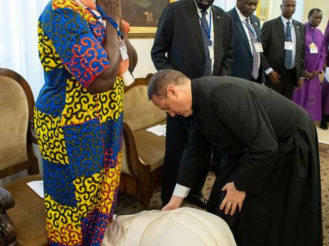 ¿Por qué el papa Francisco besó los pies a los líderes de Sudán del Sur?