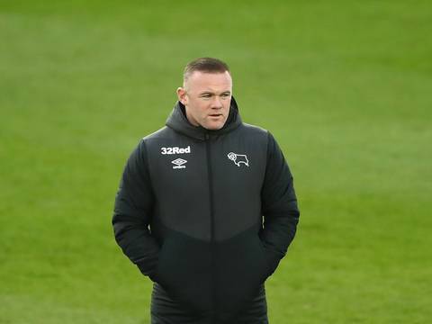 Problemas económicos obligan a Wayne Rooney a pedir su salida como DT del Derby County  