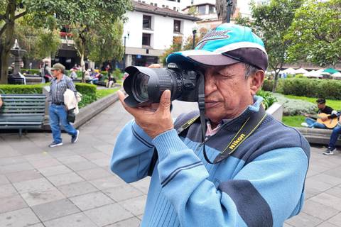 Édgar Gálvez, el fotógrafo del centro histórico de Quito con más de 60 años capturando momentos