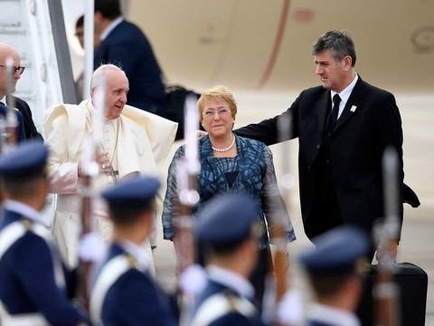 Papa Francisco arriba a Chile, en visita de tres días