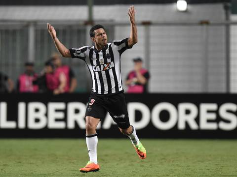 Carlos Tenorio marcó, pero su equipo cayó ante el Mineiro de Cazares y Erazo