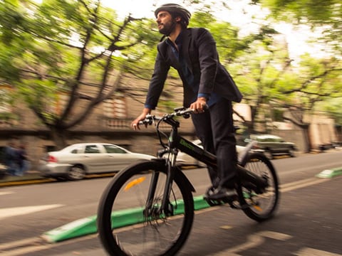 La pandemia de coronavirus incentiva el uso de la bicicleta eléctrica en Quito