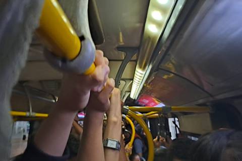‘¡Señor, no empuje!’ o ‘sale por la ventana’: son frases frecuentes en buses de la Metrovía que viajan repletos de pasajeros  