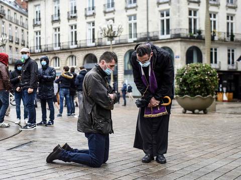 Católicos de Francia protestan contra la prohibición de las misas debido al coronavirus