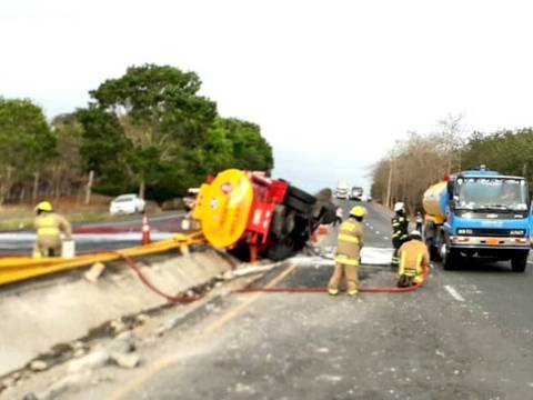 Accidente de camión de combustible genera problemas de tránsito en la vía Santa Elena-Guayaquil