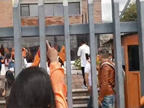 Enfrentamientos, gritos y empujones en la sede de la Izquierda Democrática por disputas de control del partido