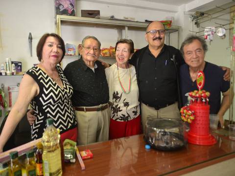 Rafael Bermeo y los hermanos Feijó se despiden de los clientes del Minimarket Las Lomas después de 58 años de historia en Urdesa Central 